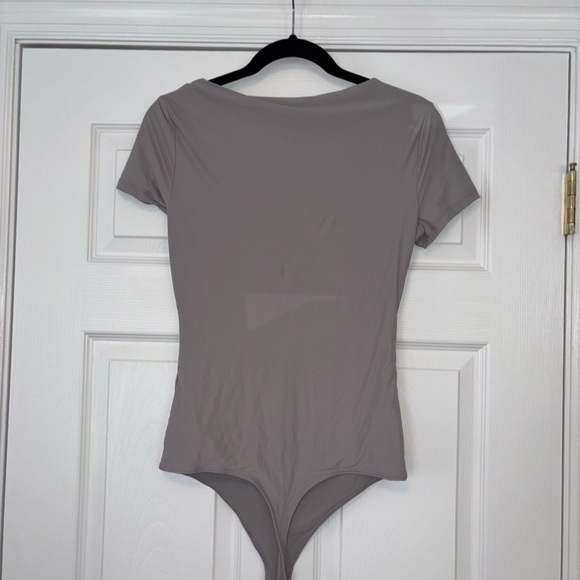 Abercrombie & Fitch Soft Matte Seamless Short-Sleeve Squareneck Bodysuit NWT - Picture 9 of 9
